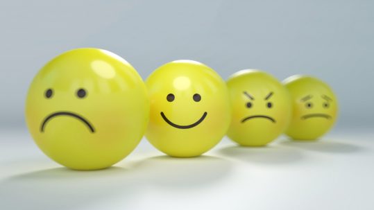 quatre boules jaunes qui représente chacune une émotion, comme des visages